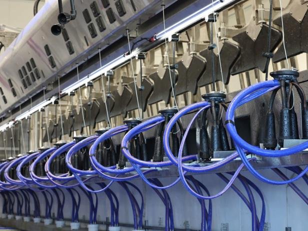 Fazenda moderna com ordenhadeiras e painéis solares